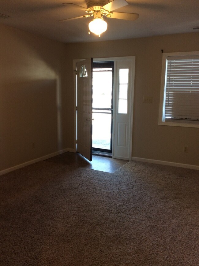 Foto del edificio - Available July 31st, 2026!