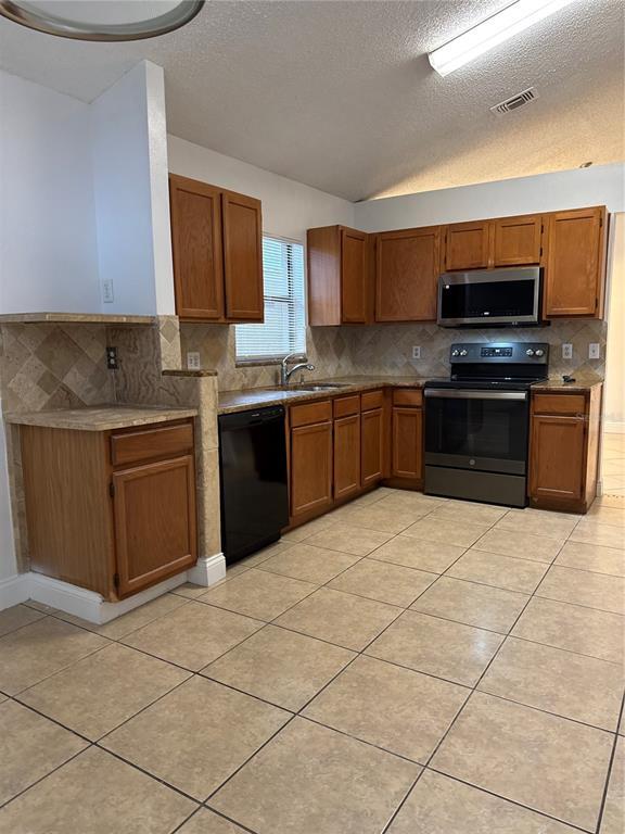 Foto del edificio - 245 Lakebreeze Cir