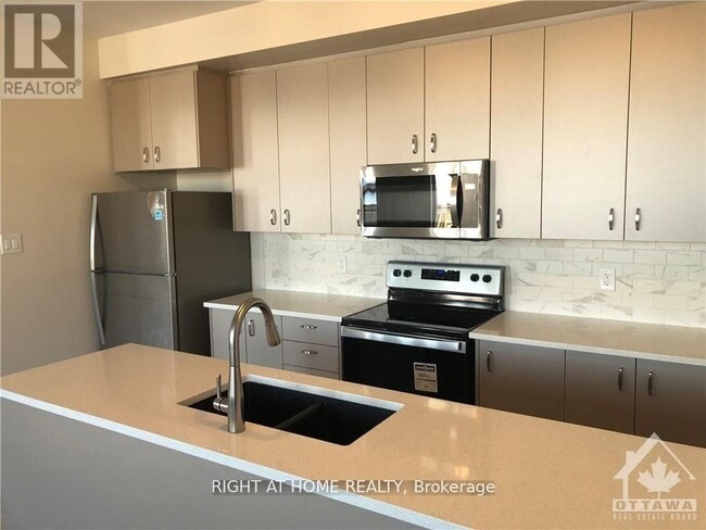 Building Photo - 735 Dearborn Pvt