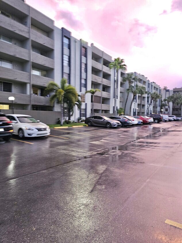 Foto del edificio - 10000 NW 80th Ct