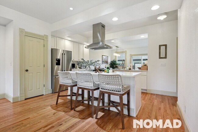Building Photo - 4B/3.5B Updated Home in Baker w/ Garage & ...