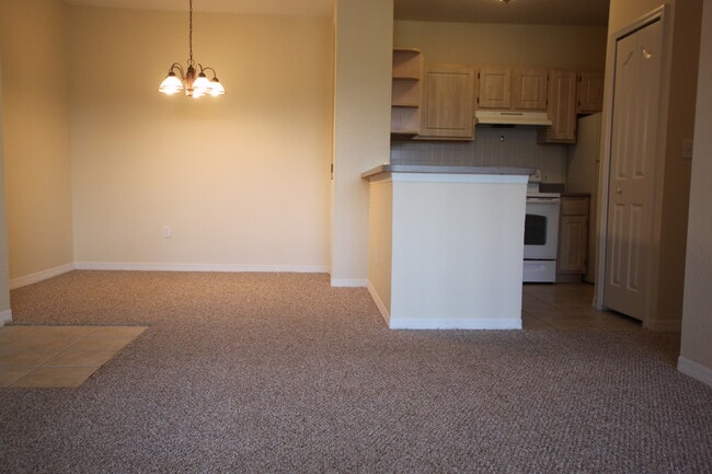 Foto del edificio - RIVERVIEW: 2 bed/1 bath, 3rd floor Condo