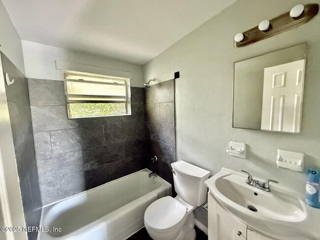 Building Photo - 2719 Fairfax St