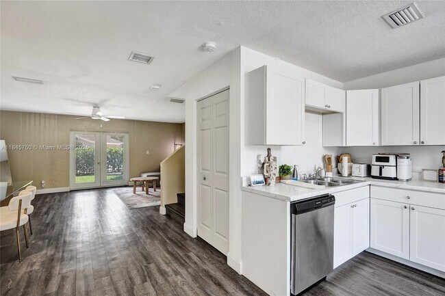 Building Photo - 1359 Sussex Dr