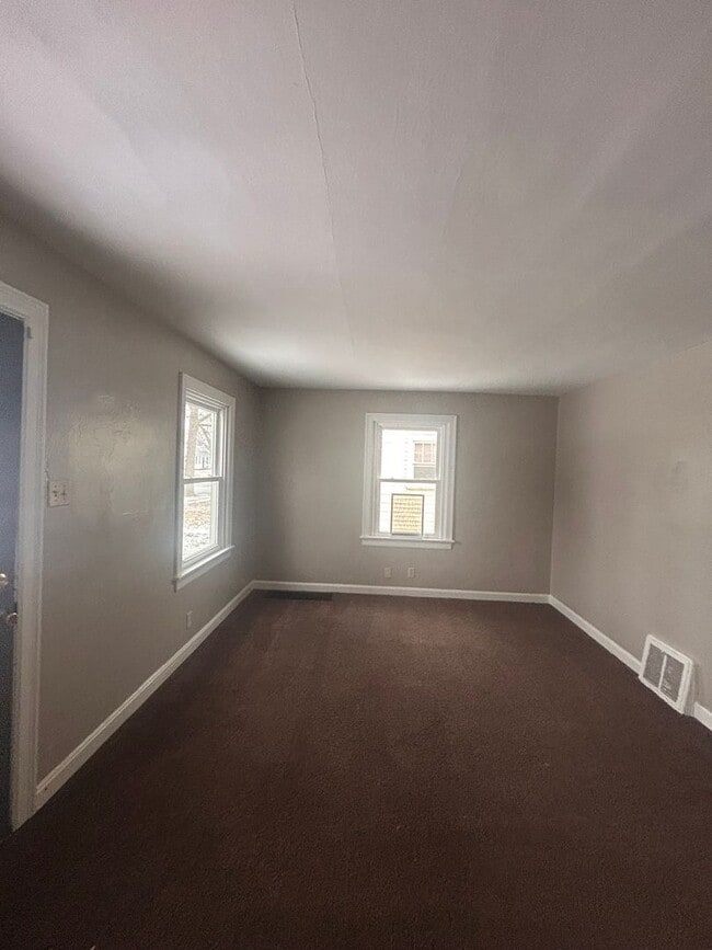 Building Photo - 4430 S Park Dr