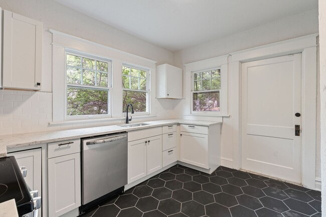 Building Photo - Beautiful 2BR/1BTH Craftsmen For Rent!