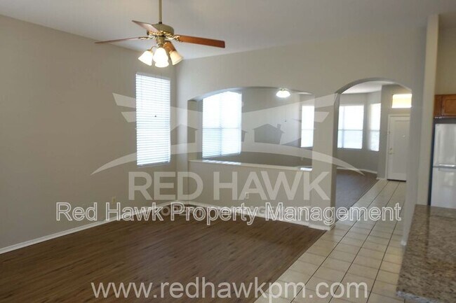 Foto del edificio - 3648 E Feather Ave