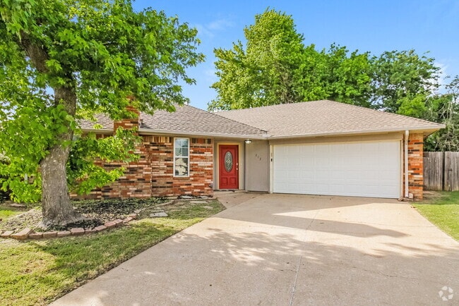 Building Photo - 213 Pinewood Cir