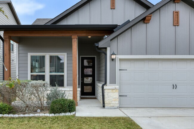 Building Photo - Bright 3-Bed Home with Pool Access, Fenced Yard, and Garage in Saint Hedwig