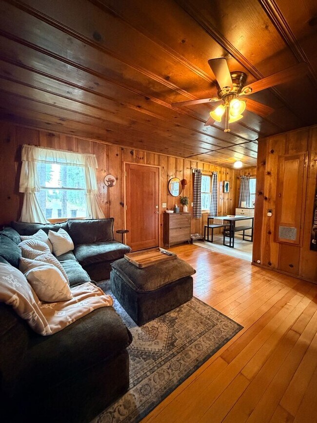 Foto del edificio - Cozy 2 Bedroom Dog Friendly Cabin with Fully Fenced Yard in South Lake Tahoe