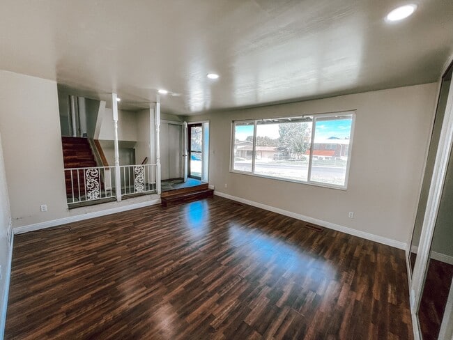 Building Photo - 5 bed, 2.5 bath home by the Mountains