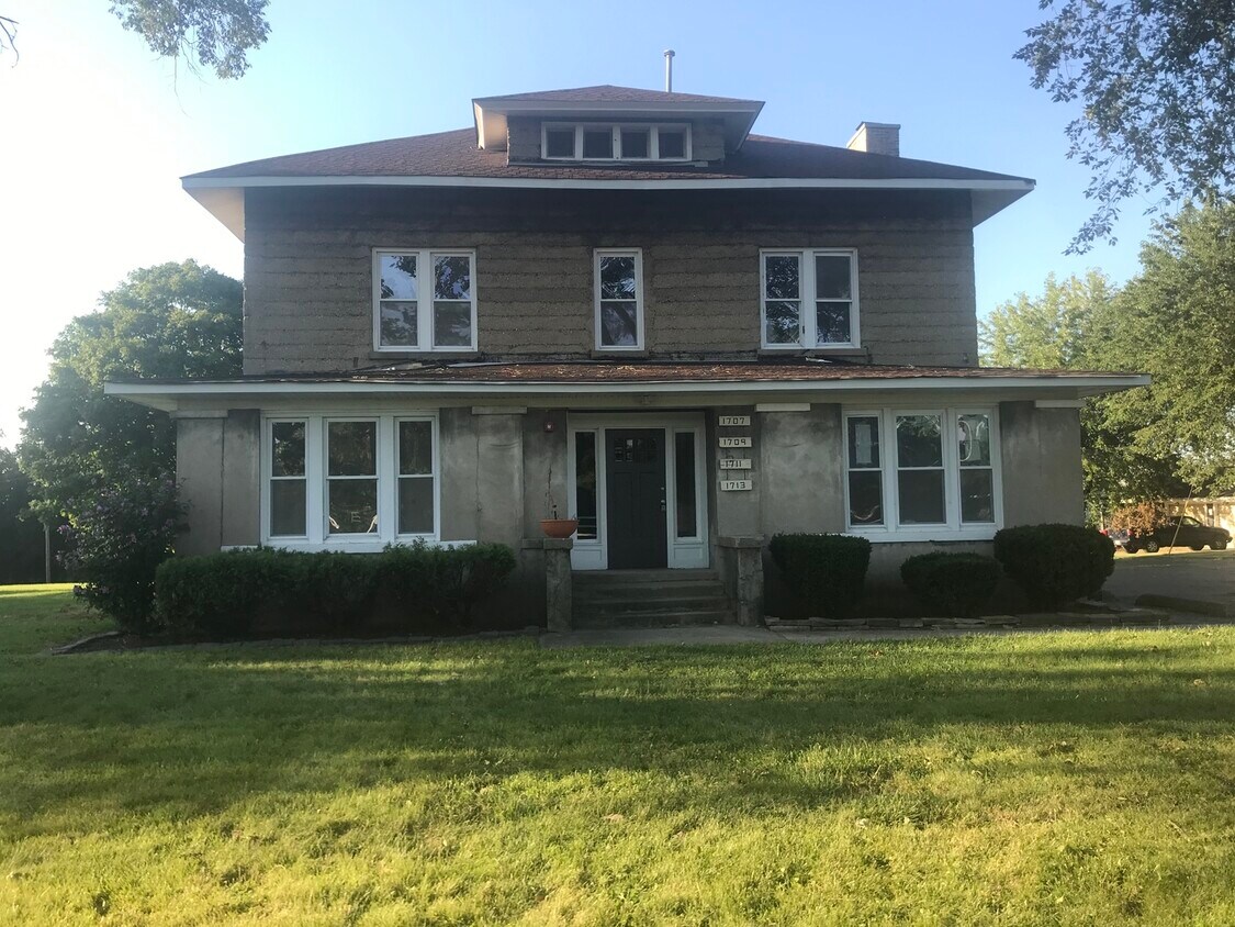 1709 Maple Rd Unit 11, Joliet, IL 60432 Room for Rent in Joliet, IL