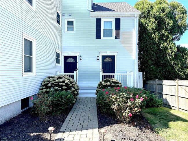 Foto del edificio - 249 Tuckerman Ave