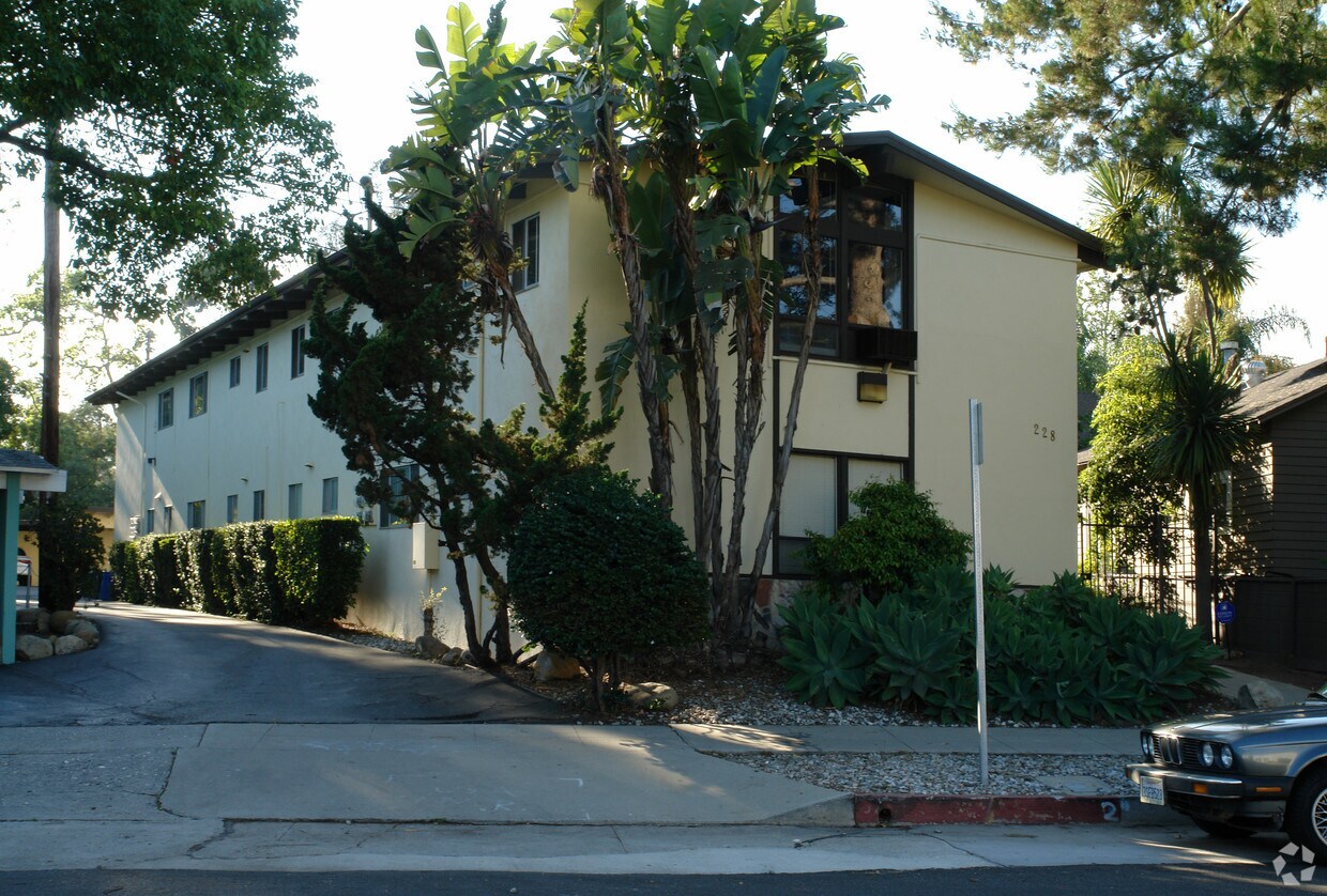 Foto principal - 228 W Alamar Ave