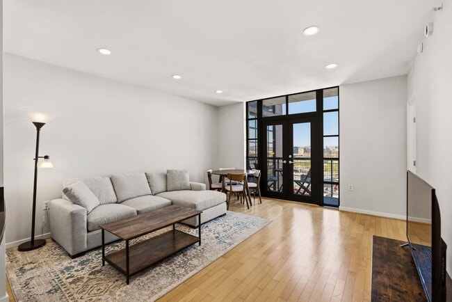 Mt Vernon Square Condo | 1 Bed | 1 Bath | 700 Sf | Private Balcony - Mt Vernon Square Condo | 1 Bed | 1 Bath | 700 Sf | Private Balcony