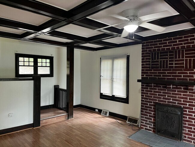 Building Photo - Newly Renovated 3 Bed, 1 Bath Home - Conve...