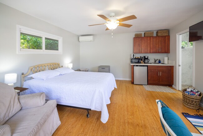AC and Fan, we recently added an armour not showing on this picture) - 811 N Kalaheo Ave