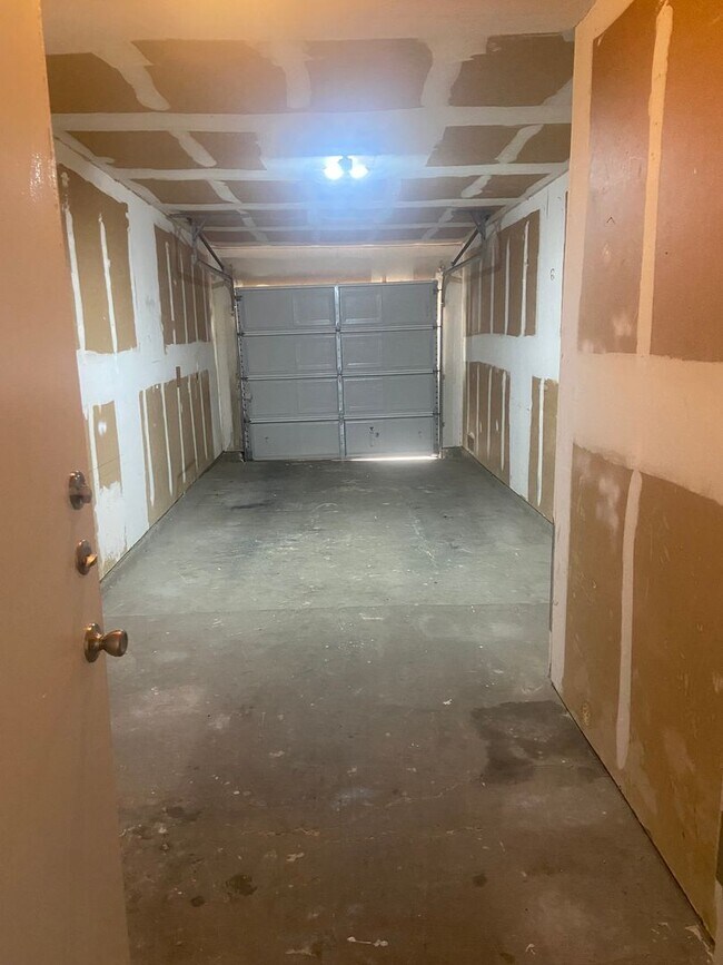 Building Photo - 2 bedroom 2 bath Duplex