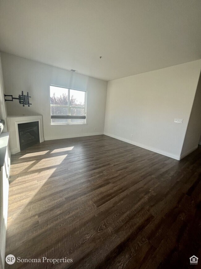 Building Photo - Modern 2 Bedroom Condo, Close to Downtown ...