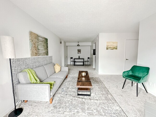 Foto del edificio - 1030 1/2 Clayton Ln