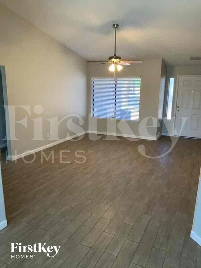Foto del edificio - 4237 W Grovers Ave