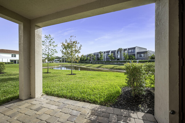 Foto del edificio - 6782 Broadwater Ln