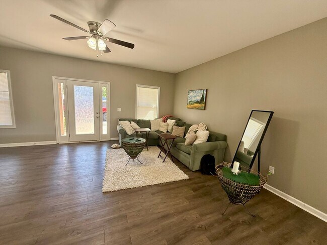 Building Photo - Four Bedroom Near Downtown Available for P...