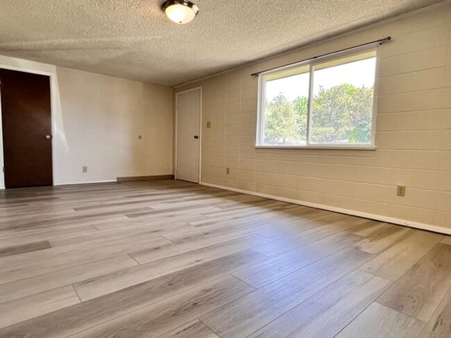 Building Photo - 1103 Holly~Darling Home Just 1 Block from ...