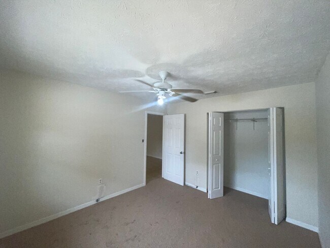 Building Photo - 2/1 FOR RENT in Ft. Pierce - Middle Unit - Triplex