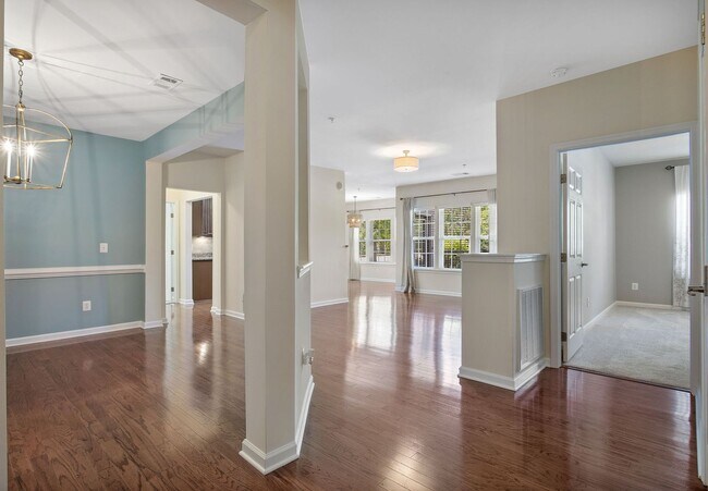 Building Photo - Stunning, Spacious 2 Bedroom Condo in Midl...