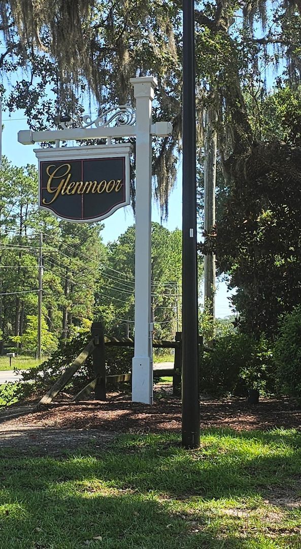 Building Photo - Live where charm meets convenience-Glenmoo...