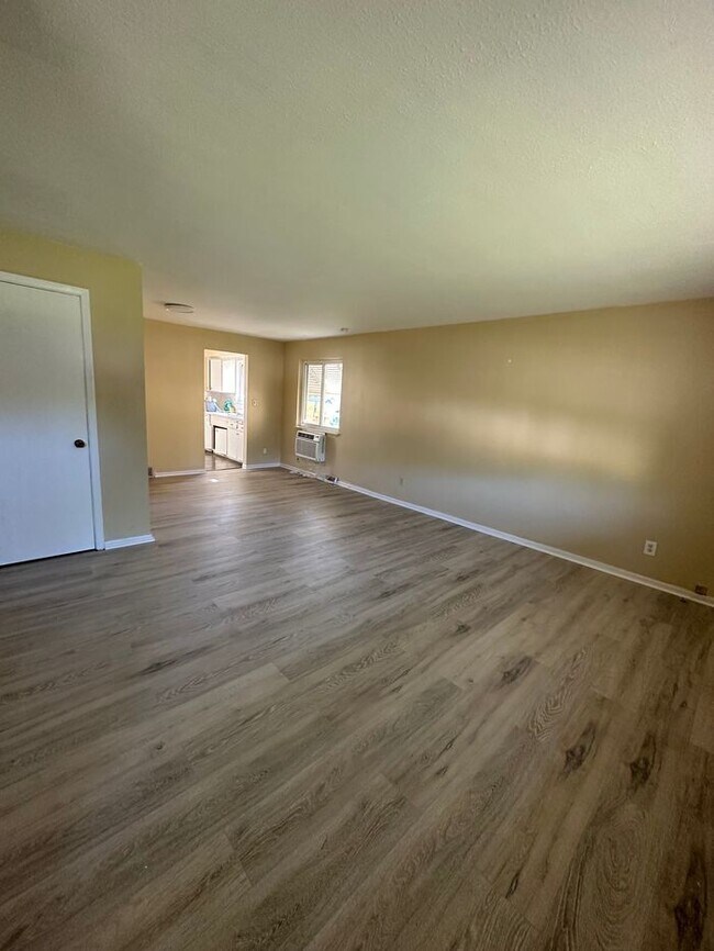 Foto del edificio - 8137-8137 Reed Ave