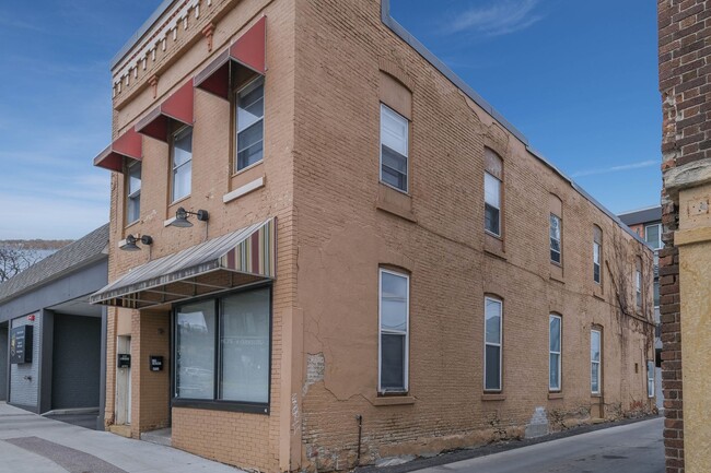 Building Photo - 117 E Cherry St