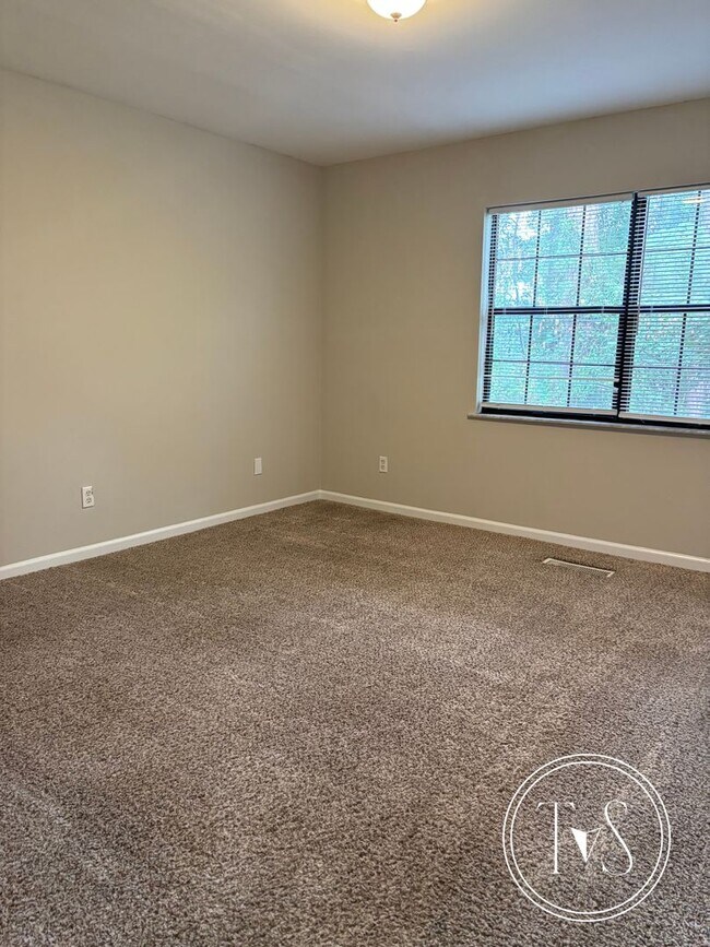 Foto del edificio - RATE DROP ALERT (was $1400/month) and SUMMER MOVE-IN SPECIAL: 50% OFF 1st MONTH'S RENT!**