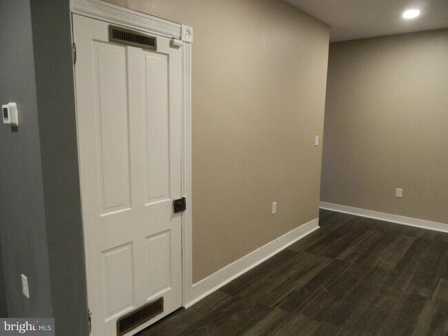 Foto del edificio - 313 E Oak St