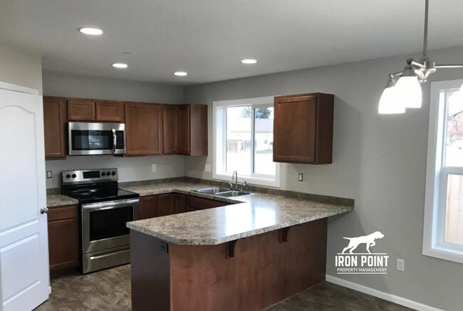 Foto del edificio - 3bed/2bath - Landscaping Included plus fenced yard, & two car garage.