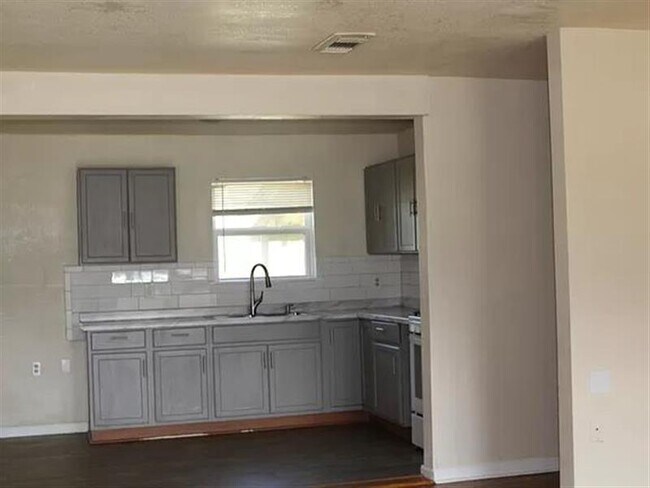 Building Photo - SOUTHMONT VILLA