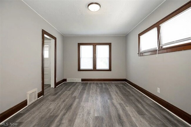 Building Photo - 10203 Greenview Ave