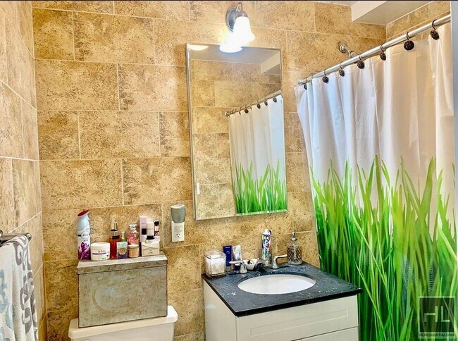 Foto del edificio - Rent Stabilized 1 bedroom with balcony - i...