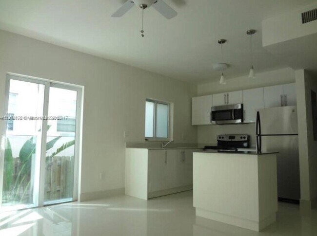 Building Photo - 6891 Bay Dr