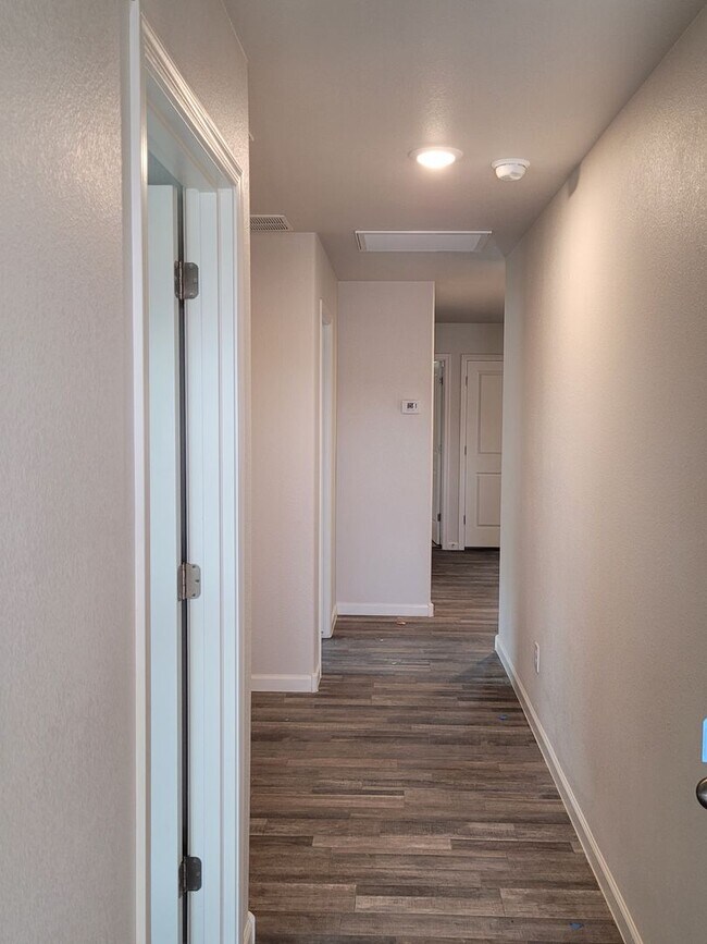 Building Photo - Beautiful 3/2 bath home located in Chaparral Terrace gated community.
