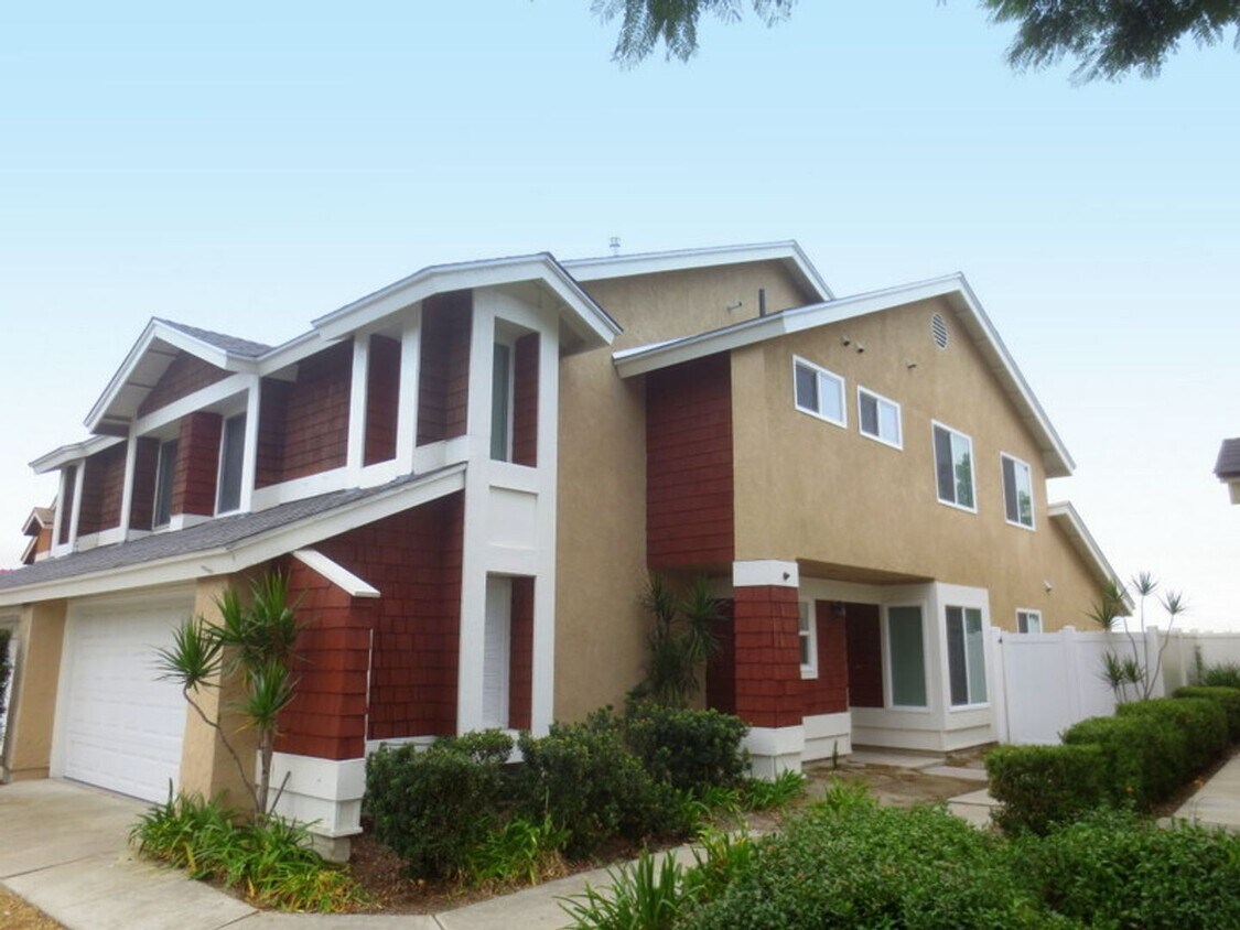 Primary Photo - Newly Remodeled 4 bd Bay Terrace Townhome