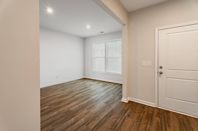 Foto del edificio - 421 Midland Pnes Dr