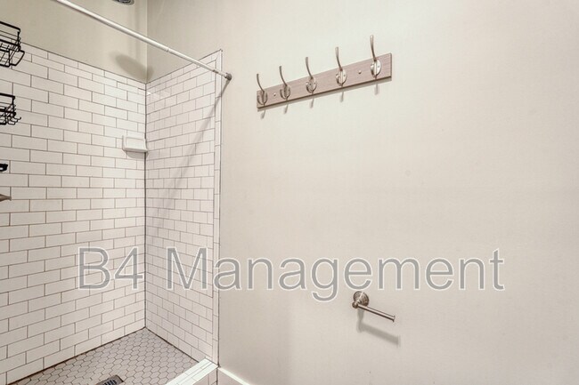 Building Photo - 654 Ravenel St