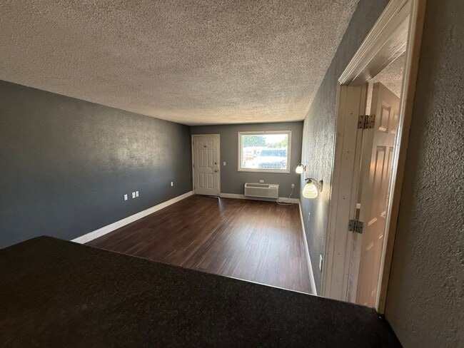 Building Photo - 115 E Valley View Dr