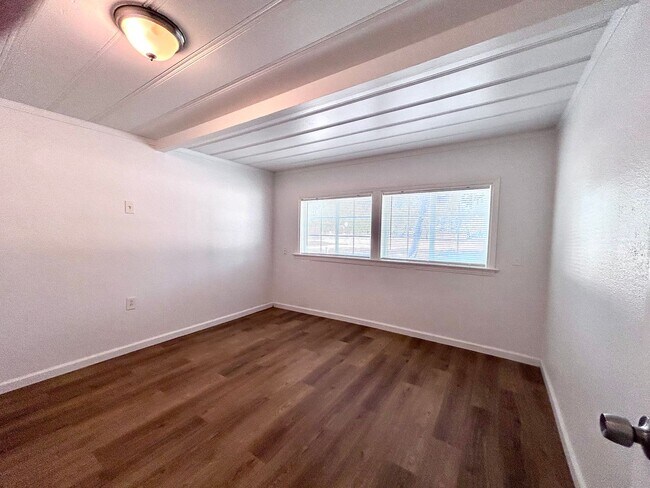 Foto del edificio - 1933 Los Robles Blvd