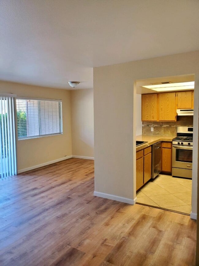 Building Photo - 250 Sunset Dr