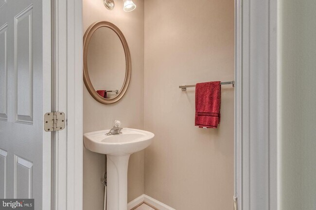Foto del edificio - 6645 McGrath Pl