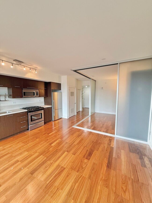 Building Photo - Modern 1BR Belltown Condo with Balcony, Co...