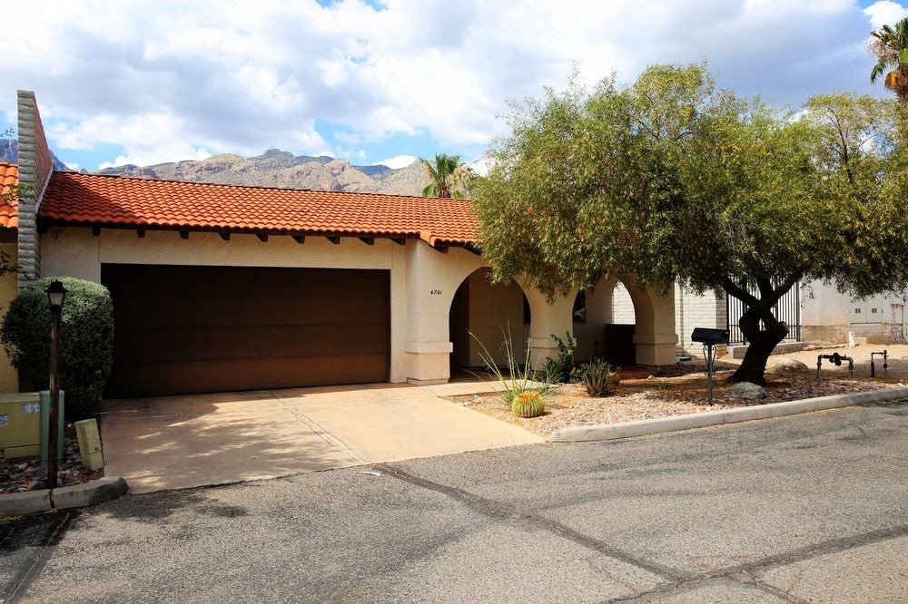 Primary Photo - 4741 E Calle Elegante